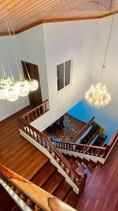Hermosa Casa Con Lujoso Rooftop En Куэнка